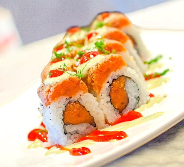 Uramaki con salsa Sriracha